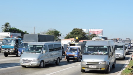 Tắc đường trong ngày đầu tiên thu phí tại cầu Đồng Nai mới